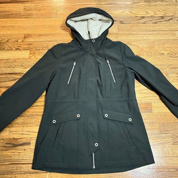 Free Country Softshell Jacket with Sherpa Lined Hood and Soft inner lining. - Picture 8 of 16